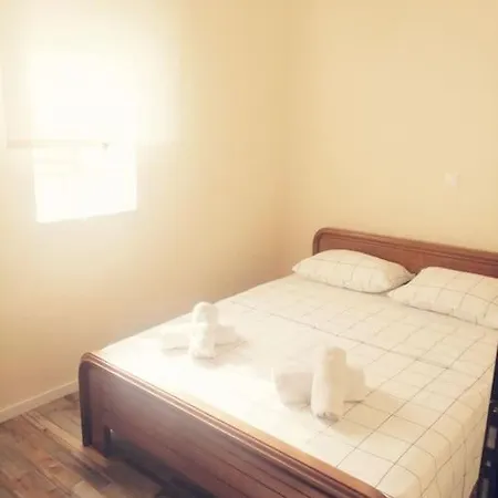 3 By The - Free Parking Apartment