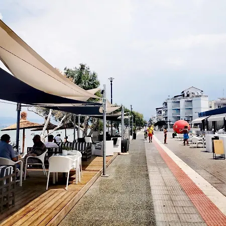 3 By The - Free Parking *